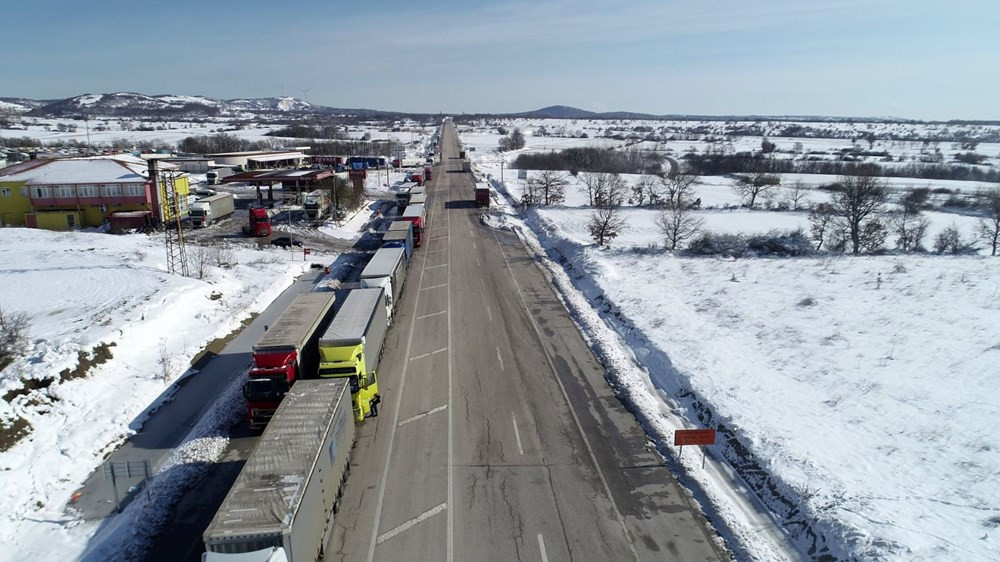 Sınırda 10 kilometre kuyruk: 3 gündür bekliyorlar