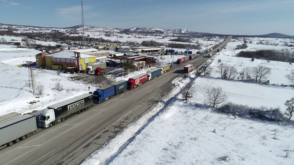 Sınırda 10 kilometre kuyruk: 3 gündür bekliyorlar