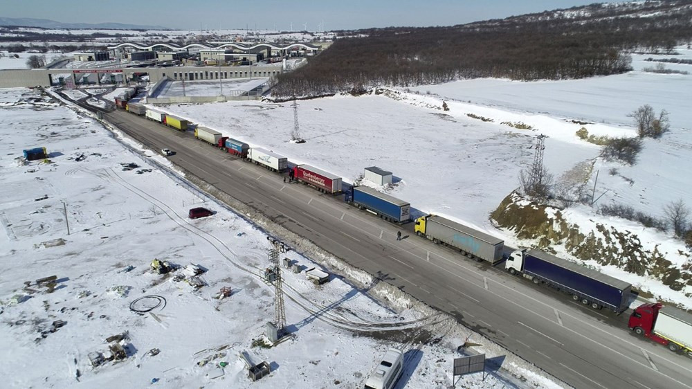 Sınırda 10 kilometre kuyruk: 3 gündür bekliyorlar