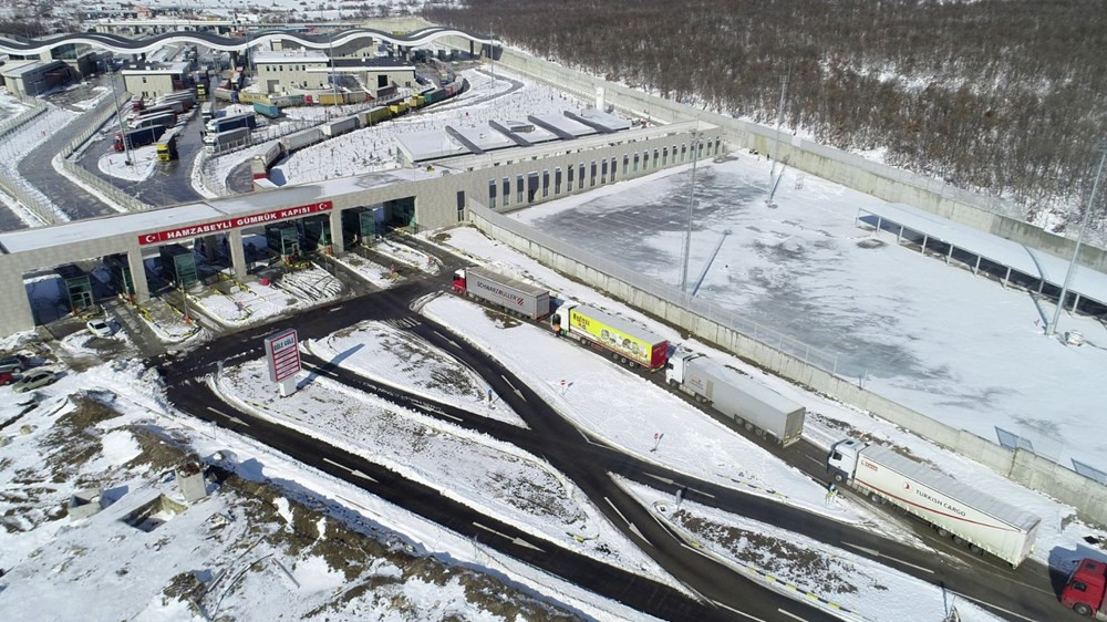 Sınırda 10 kilometre kuyruk: 3 gündür bekliyorlar