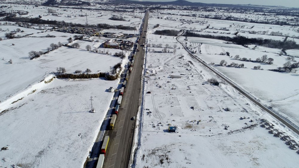 Sınırda 10 kilometre kuyruk: 3 gündür bekliyorlar