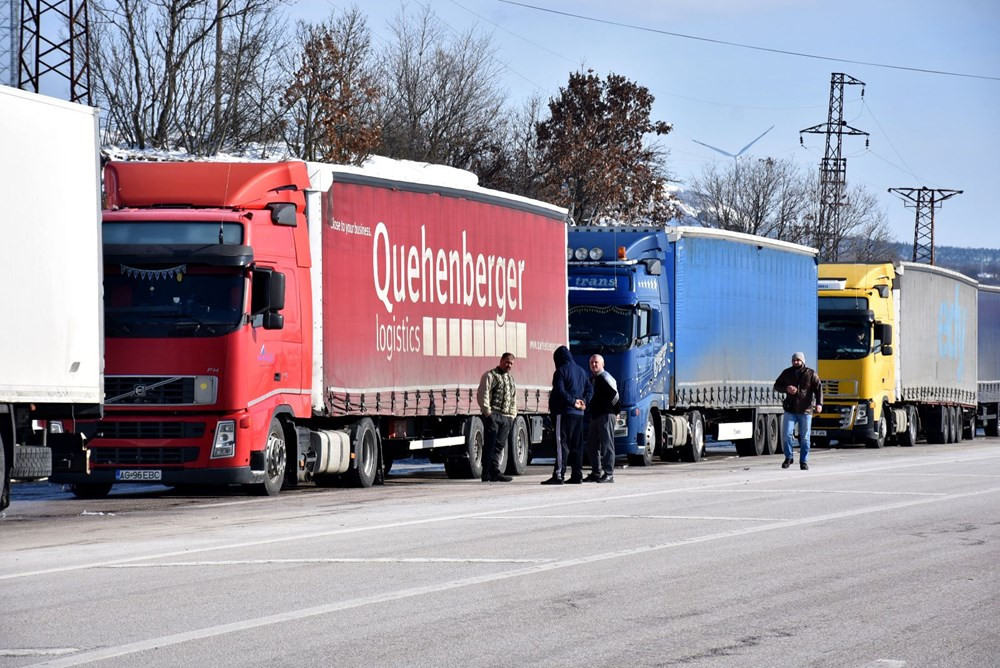 Sınırda 10 kilometre kuyruk: 3 gündür bekliyorlar