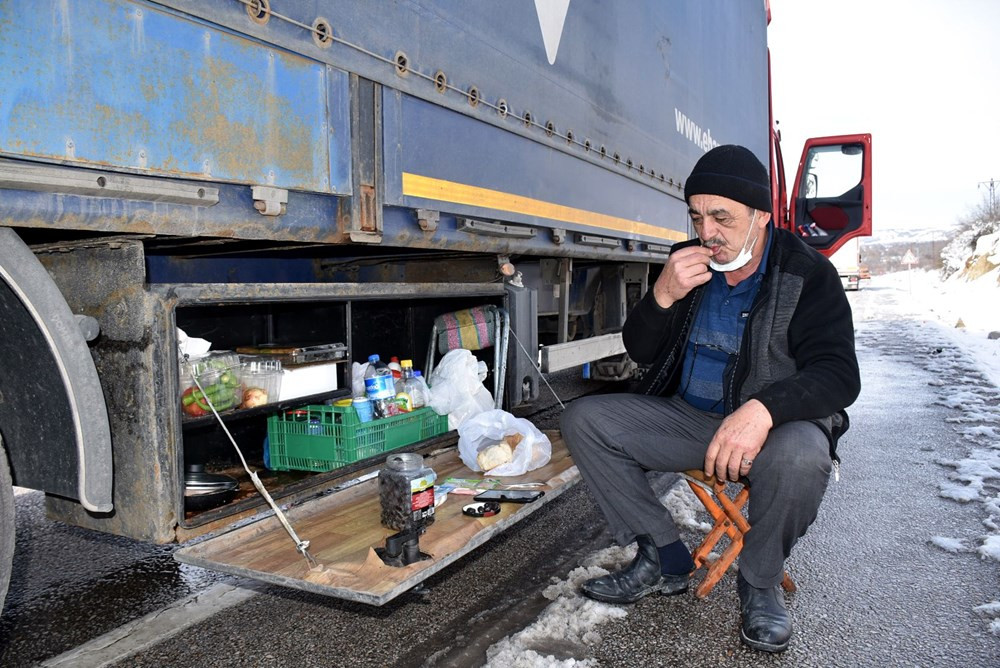 Sınırda 10 kilometre kuyruk: 3 gündür bekliyorlar