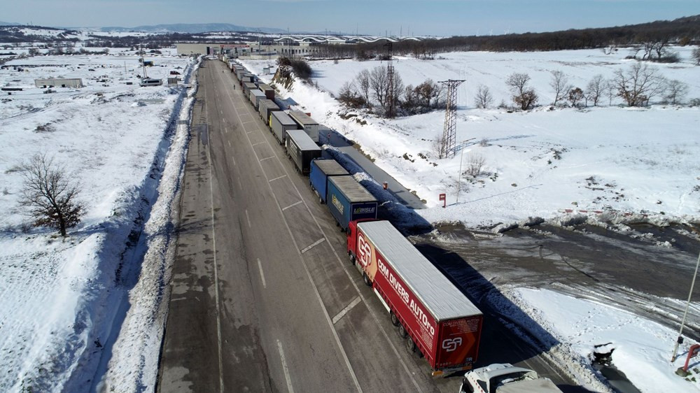 Sınırda 10 kilometre kuyruk: 3 gündür bekliyorlar