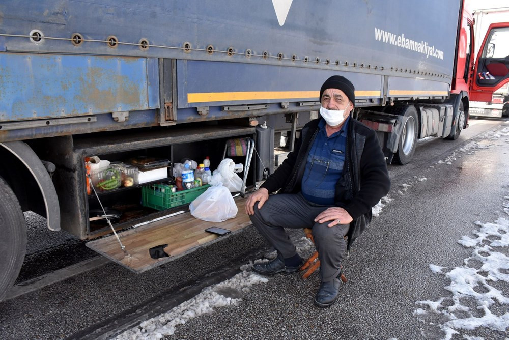 Sınırda 10 kilometre kuyruk: 3 gündür bekliyorlar