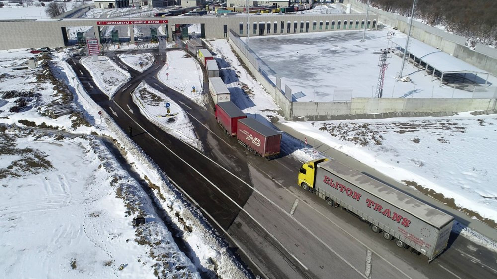 Sınırda 10 kilometre kuyruk: 3 gündür bekliyorlar