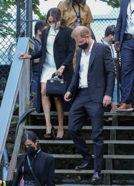 Prens Harry izin versin diye Meghan Markle'ın gözünün içine bakıyor