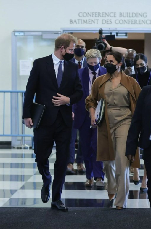 Prens Harry izin versin diye Meghan Markle'ın gözünün içine bakıyor