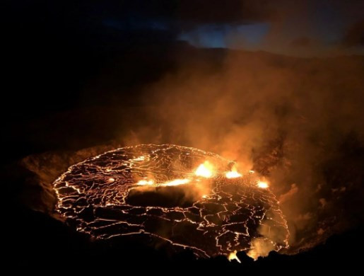 Hawaii'de Kilauea yanardağı patladı, parkta lav fıskiyesi oluştu