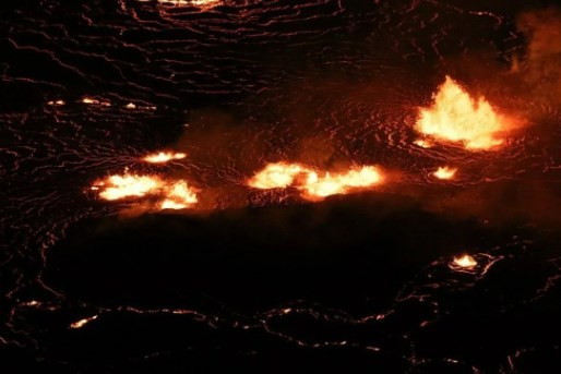 Hawaii'de Kilauea yanardağı patladı, parkta lav fıskiyesi oluştu