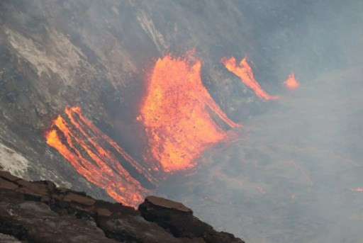 Hawaii'de Kilauea yanardağı patladı, parkta lav fıskiyesi oluştu