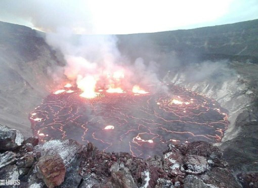 Hawaii'de Kilauea yanardağı patladı, parkta lav fıskiyesi oluştu