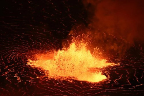 Hawaii'de Kilauea yanardağı patladı, parkta lav fıskiyesi oluştu