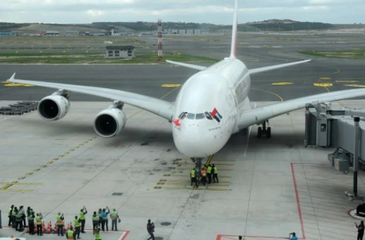 Dünyanın en büyük uçağı İstanbul'a ilk yolcularını taşıdı