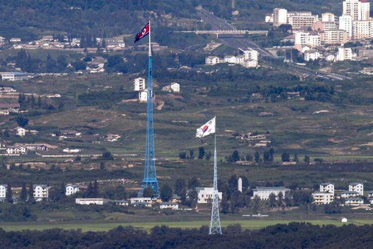 Takım elbise altına sandalet giyerek törene katıldı