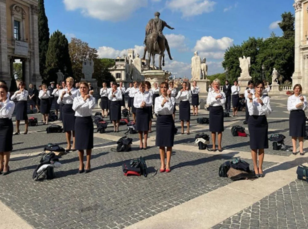 Düşük ücret isyanı: Hostesler soyunarak protesto etti!