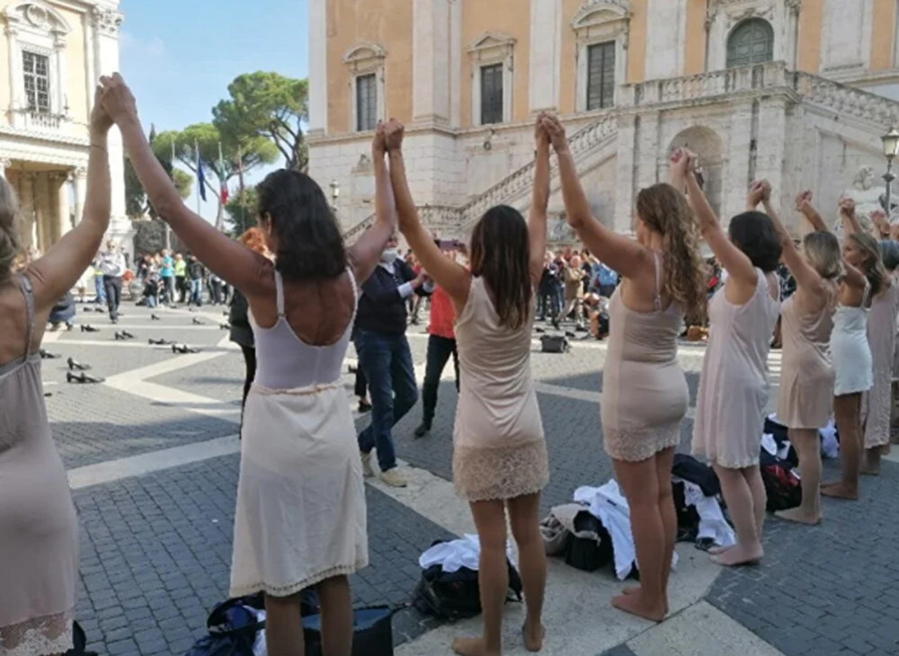 Düşük ücret isyanı: Hostesler soyunarak protesto etti!