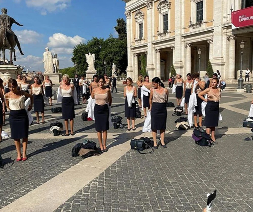 Düşük ücret isyanı: Hostesler soyunarak protesto etti!