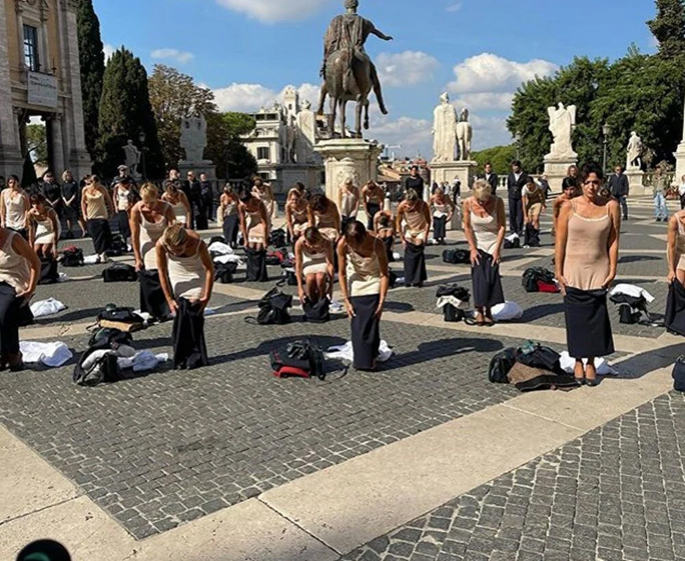 Düşük ücret isyanı: Hostesler soyunarak protesto etti!