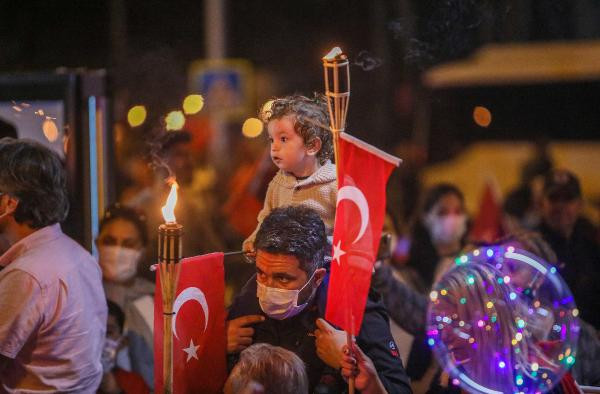 29 Ekim kutlamaları gece boyu sürdü