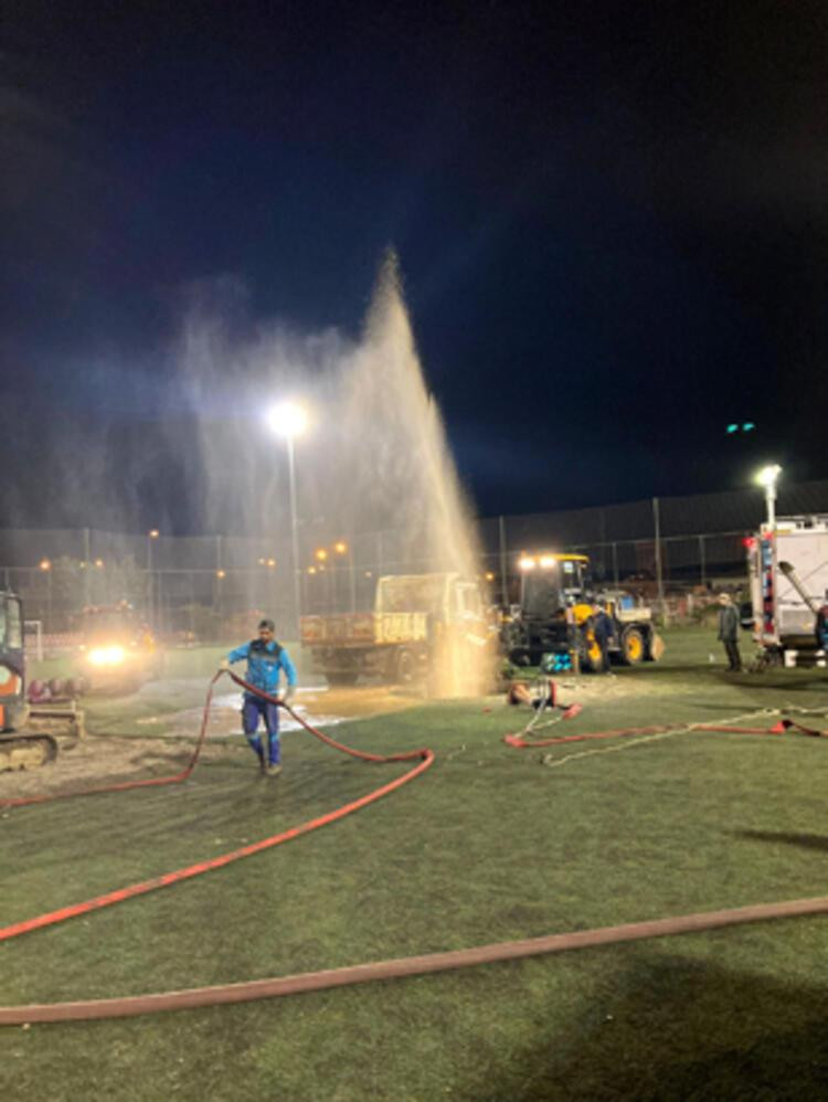 Futbol sahasını kazıp su arızasını giderdiler!