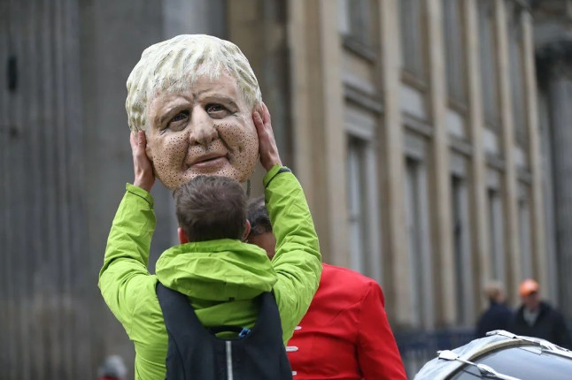 Aktivistlerden maskeli küresel ısınma protestosu