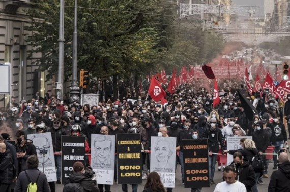 Napoli'de işsizlik ve işten çıkarmalara karşı gösteri düzenlendi