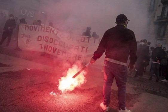 Napoli'de işsizlik ve işten çıkarmalara karşı gösteri düzenlendi