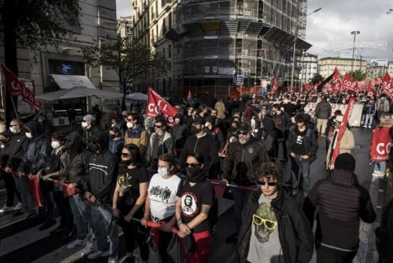 Napoli'de işsizlik ve işten çıkarmalara karşı gösteri düzenlendi