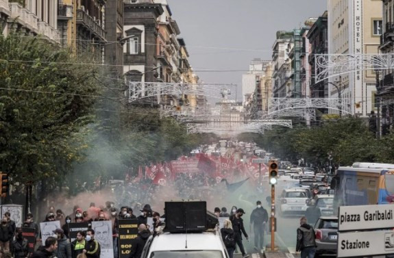 Napoli'de işsizlik ve işten çıkarmalara karşı gösteri düzenlendi