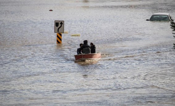 Kanada'da son 500 yılın felaketi: Selde mahsur kalan inekler jet ski ile kurtarıldı