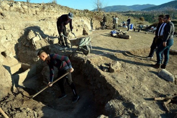 Roma askerine ait 1800 yıllık demir maske bulundu