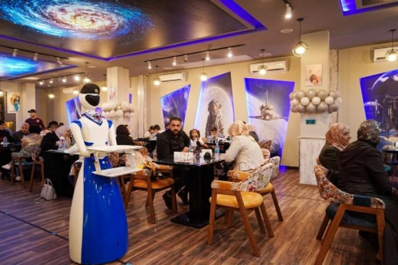 Irak'ın Musul kentindeki bir restoranda robot garsonlar işe başladı