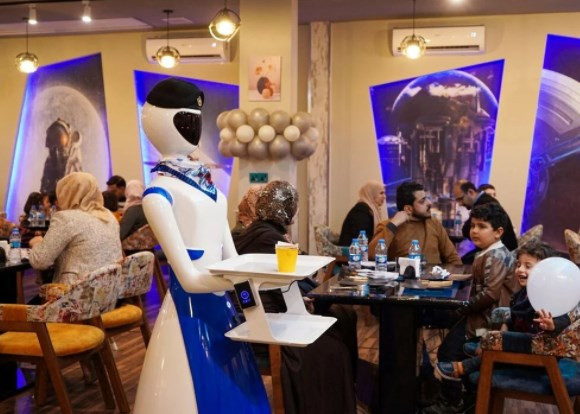 Irak'ın Musul kentindeki bir restoranda robot garsonlar işe başladı