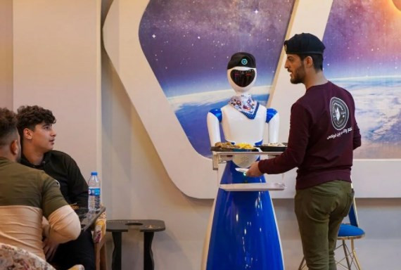 Irak'ın Musul kentindeki bir restoranda robot garsonlar işe başladı