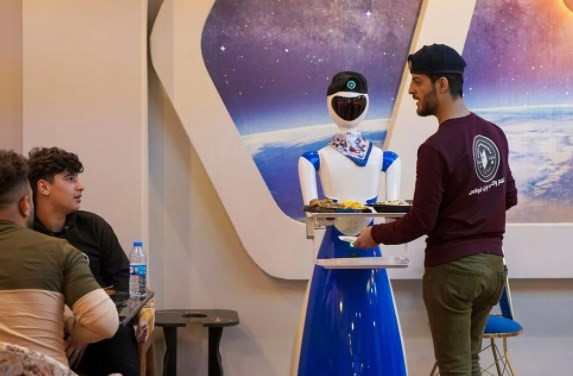 Irak'ın Musul kentindeki bir restoranda robot garsonlar işe başladı