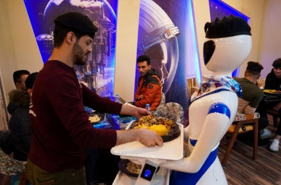 Irak'ın Musul kentindeki bir restoranda robot garsonlar işe başladı