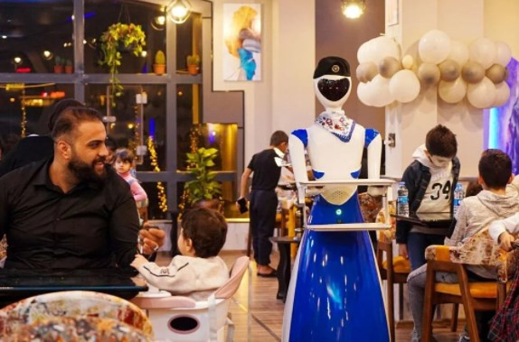 Irak'ın Musul kentindeki bir restoranda robot garsonlar işe başladı