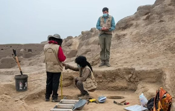 Vücudu bağlanarak gömülen bin 200 yıllık esrarengiz bir mumya bulundu