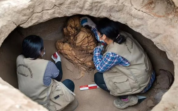 Vücudu bağlanarak gömülen bin 200 yıllık esrarengiz bir mumya bulundu