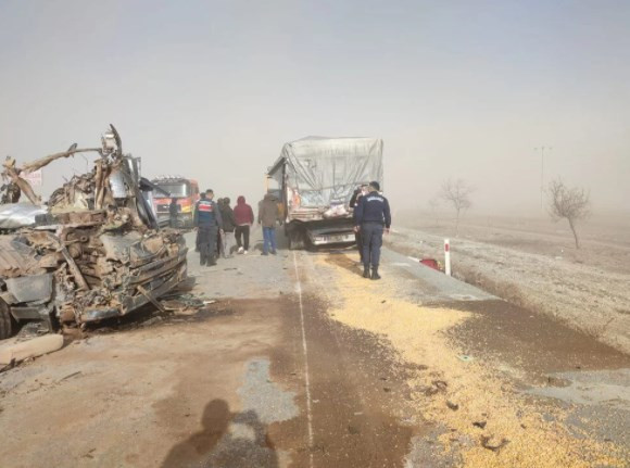 Konya'da kum fırtınası zincirleme kazaya neden oldu