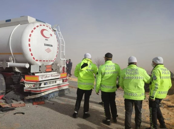 Konya'da kum fırtınası zincirleme kazaya neden oldu