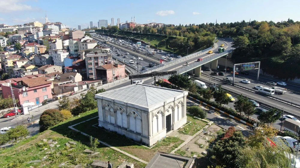 Ünlü bankere ait: Tarihi mezar harabeye döndü!