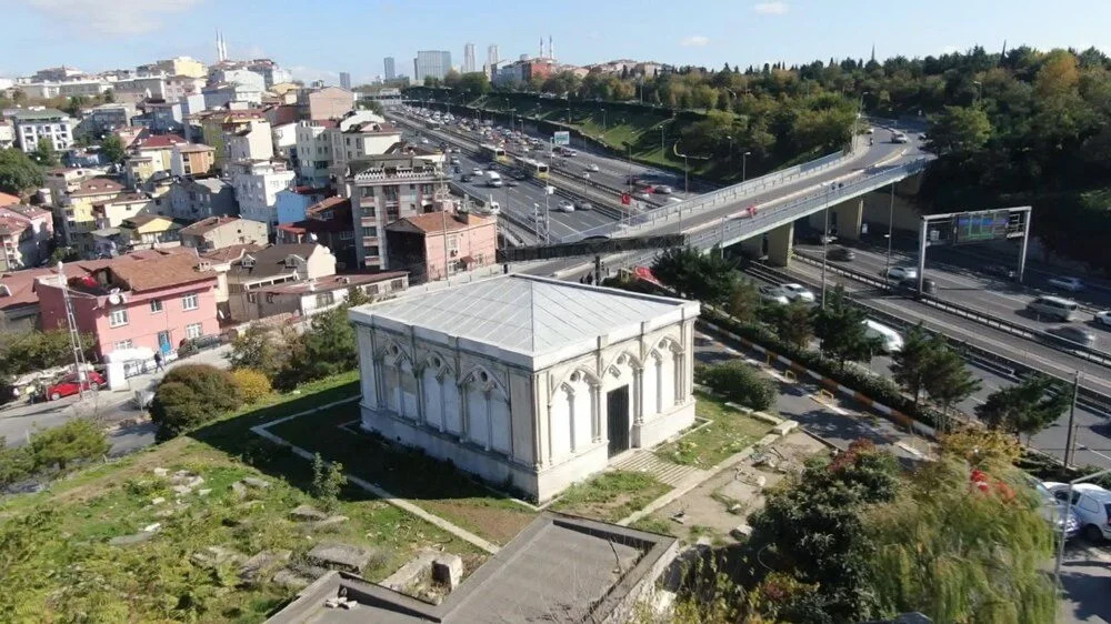 Ünlü bankere ait: Tarihi mezar harabeye döndü!