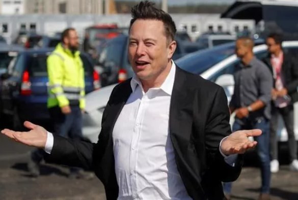 Elon Musk'tan milyonlarca takipçisine Tesla sorusu: Satmalı mıyım?