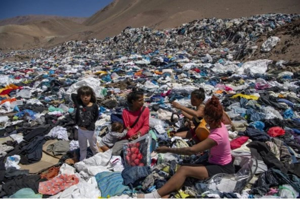 Şili'de Atacama Çölü’ne atılan tekstil ürünleri çöp dağları oluşturdu