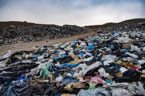 Şili'de Atacama Çölü’ne atılan tekstil ürünleri çöp dağları oluşturdu