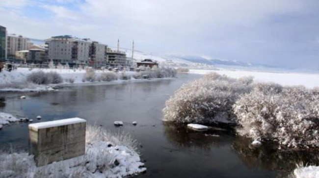 Ardahan'da Kura Nehri dondu