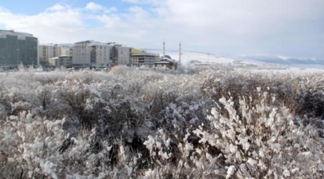 Ardahan'da Kura Nehri dondu