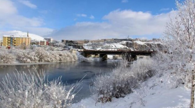 Ardahan'da Kura Nehri dondu